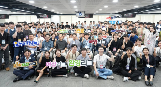 The 200 teams that advanced to the Challenge! K-Startup 2023 competition pose for a photo at Front1, a startup hub in Mapo District, western Seoul, on Tuesday. [MINISTRY OF SMES AND STARTUPS]