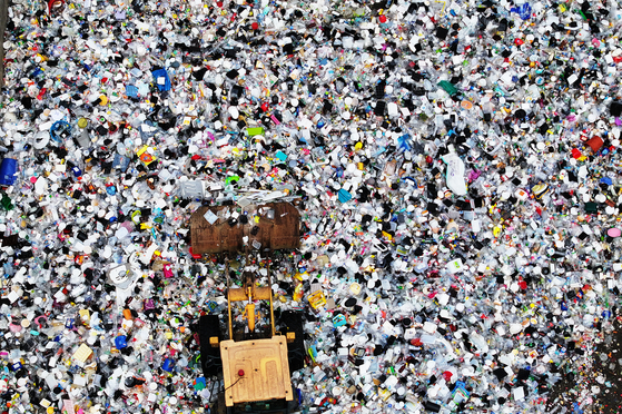 Heaps of recyclable plastics are piled up at a Resource Circulation Center in Suwon, Gyeonggi, on Wednesday. Wednesday marks Resource Circulation Day, which was first designated as a special day by the Environment Ministry in 2009. The government aims to raise awareness on recycling and the importance of environment protection and conservation. [YONHAP]