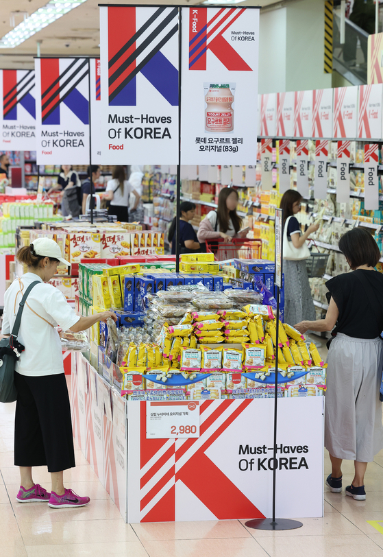 Customers at a section specially designated for foreigners at Lotte Mart in central Seoul on Wednesday. Lotte Mart said it is offering a section full of traditional Korean food amid the growing number of foreign travelers recently, especially after the Chinese government lifted the travel ban imposed on group tours to Korea. [YONHAP] 