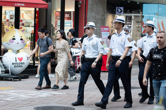 Korea Tourist Police officers of the Seoul Metropolitan Police Agency patrol the streets of Myeong-dong in central Seoul on Sep. 1. [NEWS1]