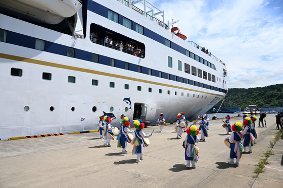 A traditional Korean dance and music performance welcomes Chinese tourists arriving at Jeju on the Blue Dream Star ferry on Aug. 31. [NEWS1]