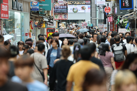 Streets of Myeongdong in central Seoul are booming after the Chinese government lifted its travel ban to Korea in August. [YONHAP]
