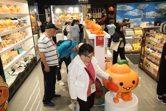 Chinese group tourists visit a duty free shop in Yeon-dong, Jeju, on Aug. 31. [YONHAP]