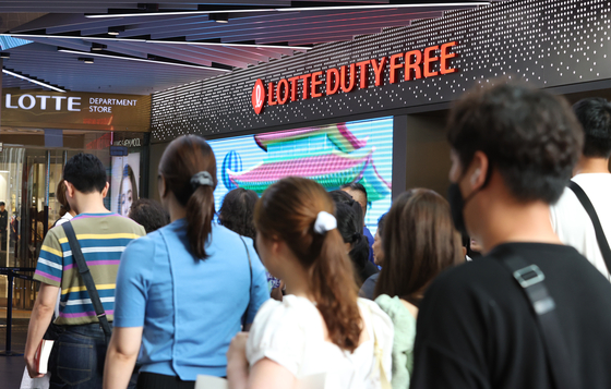 A large Chinese tourist group is lined up in front of the duty-free shop in central Seoul on Aug. 24. [YONHAP] 