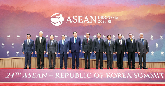 Korean President Yoon Suk Yeol, fifth from left, poses for a commemorative photo with Southeast Asian leaders ahead of the South Korea-Asean Summit at the Balai Sidang Jakarta Convention Center in Indonesia Wednesday. [JOINT PRESS CORPS] 