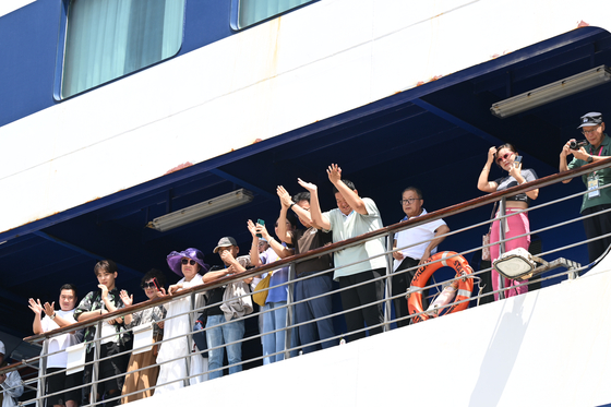 Chinese tourists on a cruise ship that is entering a port on Jeju Island from Shanghai on Thursday [YONHAP]