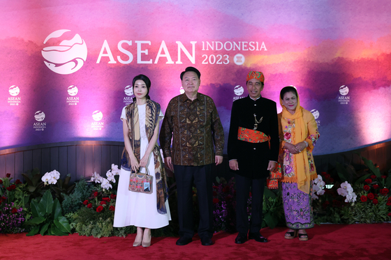 Korean President Yoon Suk Yeol, center left, and first lady Kim Keon Hee, left, take a commemorative photo with Indonesian President Joko Widodo, center right, and First Lady Iriana, right, during the gala dinner at the Asean Summit in Jakarta, Indonesia, on Wednesday evening. [JOINT PRESS CORPS]