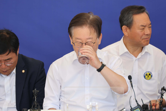 Democratic Party leader Lee Jae-myung is picturing during his "indefinite" hunger strike in front of the National Assembly building on Thursday. [YONHAP]