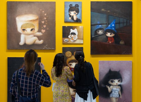 Visitors enjoy Korean artist Kwon Hana's paintings at gallery 2Gil29's booth exhibiting for Kiaf on Wednesday. [YONHAP]
