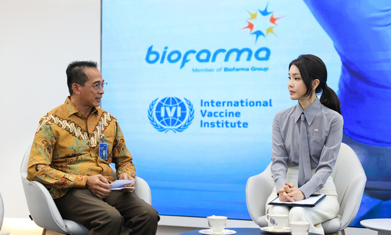 First lady Kim Keon Hee, right, speaks on global health to representatives of Bio Farma, Indonesia’s leading vaccine manufacturer, in Jakarta on Wednesday. [JOINT PRESS CORPS]