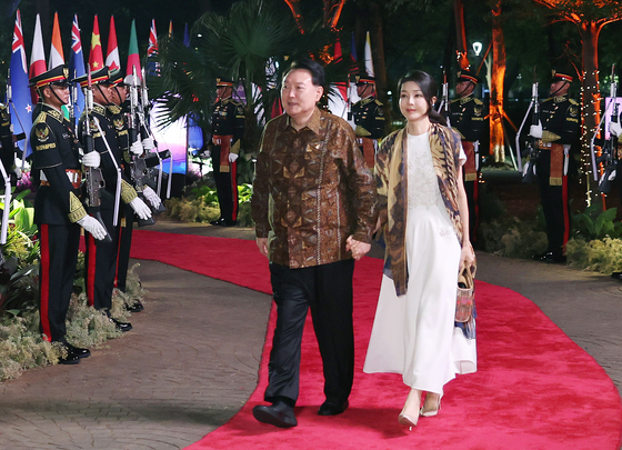 Korean President Yoon Suk Yeol, left, and first lady Kim Keon Hee arrive for the gala dinner at the 43rd Asean Summit in Jakarta, Indonesia, Wednesday. [JOINT PRESS CORPS]