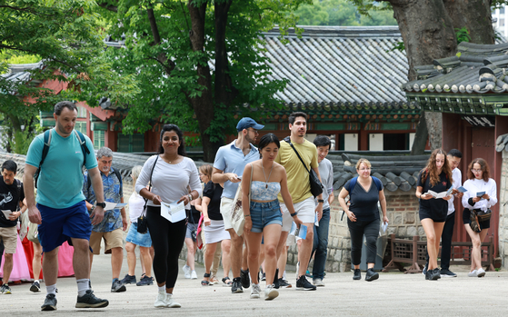 Visitors look around Changdeok Palace in Jongno District, central Seoul. [YONHAP] 