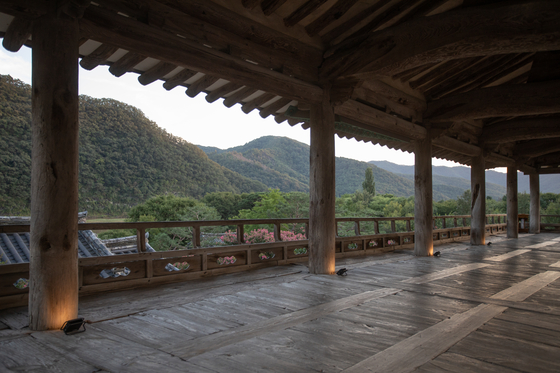 Panoramic view through the seven pillars of mandaeru, the pavilion at Byeongsan Seowon [CHA]