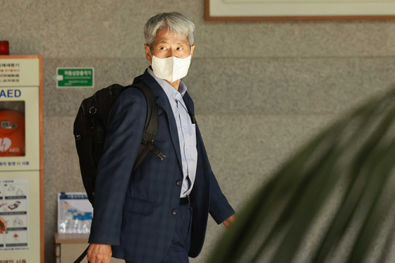 Former journalist Shin Hak-lim at the Seoul Central District Prosecutors' Office in Seocho-dong, Seoul, on Thursday. He was summoned for questions regarding a recorded conversation between him and Kim Man-bae in September 2021. [YONHAP] 