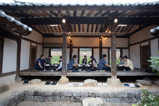 Guests of the Byeongsan Seowon stay program eat dinner at the seowon on Sept. 1. [CHA]