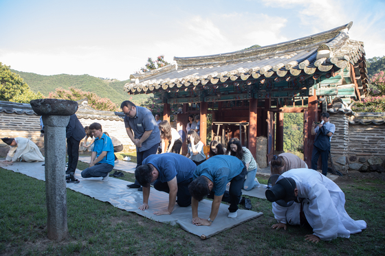 Guests of the Byeongsan Seowon pay their respects in front of the Jondeoksa shrine upon entering the seowon, on Sept. 1. [CHA]