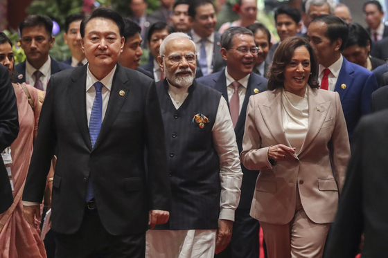 From left, Korean President Yoon Suk-yeol, Indian Prime Minister Narendra Modi, Chinese Premier Li Qiang, U.S. Vice President Kamala Harris and Indonesian President Joko Widodo arrive for the East Asia Summit as part of the 43rd Asean Summit in Jakarta, Indonesia on Thursday. [AP/YONHAP]
