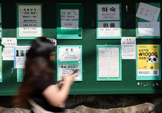 Flyers advertising rooms available for rent are posted on a bulletin board at a college campus in Seoul on Thursday. The average monthly rent for a single-room studio measuring less than 33 square meters (355 square feet) with a deposit of 10 million won ($7,500) cost 599,000 won in August, up 1.7 percent from February, according to Station3, operator of a real estate service. [NEWS1]