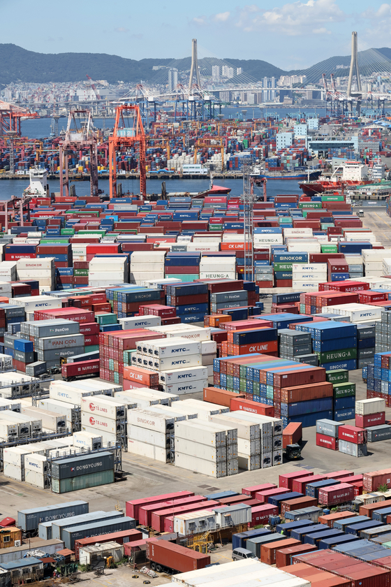 Containers are stacked up at a port in Busan on Aug. 1. [JOONGANG PHOTO]