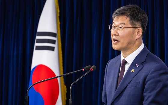 Lee Ki-il, vice health minister, announces government plan to trackdown newborns that have not yet been registered since they were born. [YONHAP] 