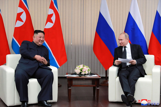 In this photo released by Pyongyang's state-controlled Korean Central News Agency, North Korean leader Kim Jong-un talks to Russian President Vladimir Putin during their last meeting in Vladivostok in April 2019. [YONHAP]