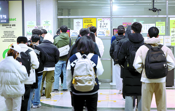 Kyung Hee University students line up in the school's dining hall to buy vouchers for the 1,000-won ($0.8) breakfast in March. [YONHAP] 