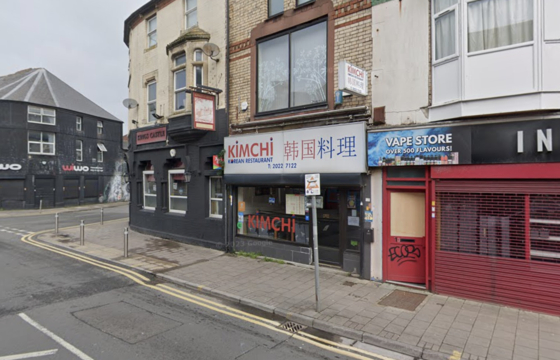 谷歌地图的屏幕截图显示了英国卡迪夫的一家泡菜餐厅，正如 WelshCymru 帐户在周四与韩国的友谊赛前上传的有争议的插图中所描绘的那样。  [SCREEN CAPTURE]