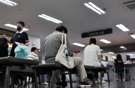 Job seekers wait to apply for unemployment benefits at a social welfare center in Mapo District, western Seoul, on Aug. 10. [YONHAP]