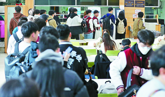 Korea University students line up for the 1,000-won breakfast offered at their school dining hall at its campus in Seoul in March. 