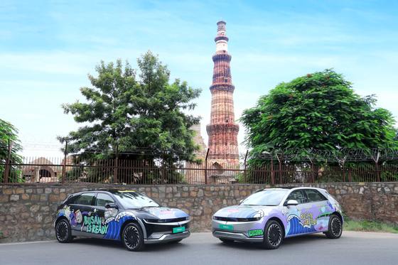 Hyundai Motor Group’s art cars designed to promote Busan’s bid to attract the World Expo in 2030 are driven around Qutub Minar in New Delhi, India. [HYUNDAI MOTOR GROUP]