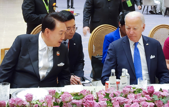 Korean President Yoon Suk Yeol, left, speaks with U.S. President Joe Biden during a gala dinner of the G20 summit at the Bharat Mandapam International Exhibition-Convention Centre in New Delhi on Saturday evening. [PRESIDENTIAL OFFICE]