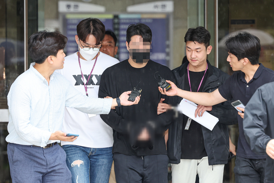 Shin Woo-ju escorted by the police where the court approved on his arrest warrant on Aug. 11. [YONHAP]