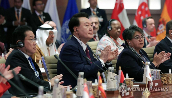 Korean President Yoon Suk Yeol, center, attends a session of the Group of 20 summit at the Bharat Mandapam convention center in New Delhi on Sept. 9, 2023. [YONHAP]
