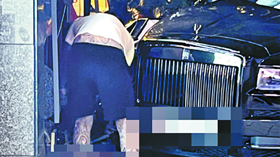 Shin Woo-jun checks on the woman, who is run over by his Rolls-Royce, at Apgujeong, Seoul, on Aug. 2. [JOONGANG ILBO]