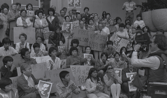 Journalist K.W. Lee, far right, speaks during a rally calling for the release of Chol Soo Lee. [CONNECT PICTURES]