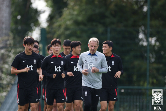 Korean national team manager Jurgen Klinsmann, second from right, trains with his squad at Cardiff International Sports Campus in Britain on Friday. [KOREA FOOTBALL ASSOCIATION] 