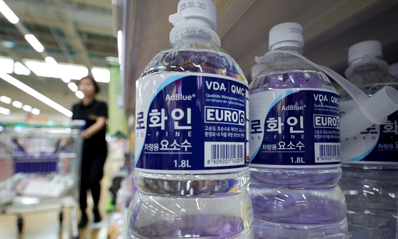 Bottles of diesel exhaustion fluid made of urea on display at a supermarket in Seoul on Sunday. [NEWS1]