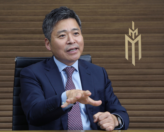 IMM Investment CEO Ji Sung-bae speaks during an interview with the Korea JoongAng Daily at the company's office in Gangnam Finance Center in southern Seoul on Aug. 25. [PARK SANG-MOON]