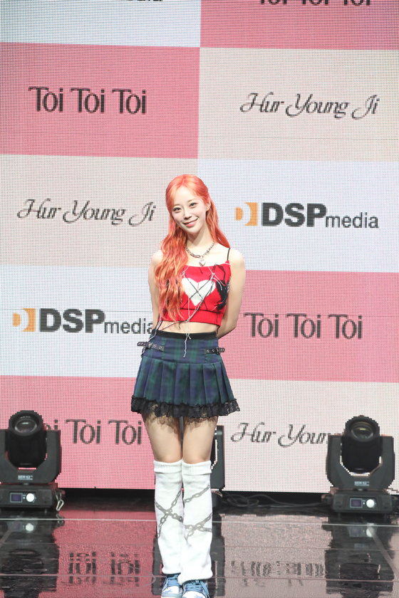 Kara's Hur Young-ji poses for the camera during a press showcase for her first solo single ″Toi Toi Toi,″ held at the Shinhan pLay Live Hall in Mapo District, western Seoul, on Tuesday ahead of its release. [RBW, DSP MEDIA]