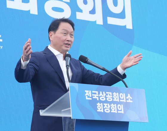 Korea Chamber of Commerce and Industry Chairman Chey Tae-won gives an opening speech to the commerce chambers' chairmen on Tuesday. [KOREA CHAMBER OF COMMERCE AND INDUSTRY]