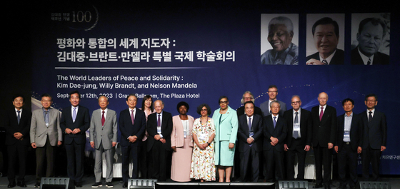 Hong Seok-hyun, Chairman of JoongAng Holdings, fifth from left, and other dignitaries pose at the international academic conference, “The World Leaders of Peace and Solidarity: Kim Dae-jung, Willy Brandt and Nelson Mandela,” held at the Plaza Hotel in downtown Seoul on Tuesday. The conference was held in commemoration of the 100th anniversary of the birth of late Korean president Kim Dae-jung. Chairman Hong, former National Assembly Speaker Moon Hee-sang and former United Nations Secretary General Ban Ki-moon delivered keynote addresses while Cambridge Professor Emeritus of Political Theory John Dunn presented a speech on peace and political leadership.