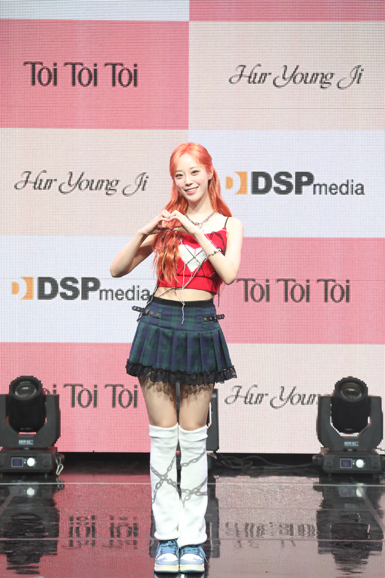 Kara's Hur Young-ji poses for the camera during a press showcase for her first solo single ″Toi Toi Toi,″ held at the Shinhan pLay Live Hall in Mapo District, western Seoul, on Tuesday ahead of its release. [RBW, DSP MEDIA]