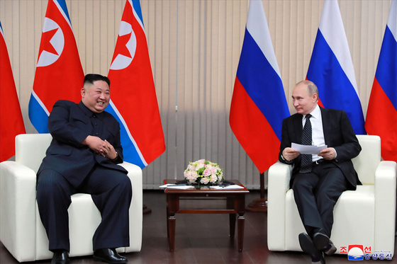 In this photo released by Pyongyang's statecontrolled Korean Central News Agency, North Korean leader Kim Jong-un talks to Russian President Vladimir Putin during their last meeting in Vladivostok in April 2019. [YONHAP]