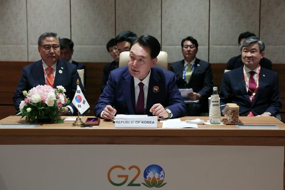 President Yoon Suk Yeol, center, is flanked by National Security Adviser Cho Tae-yong, right, and Foreign Minister Park Jin, left, during the Korea-Mikta summit Saturday on the sidelines of the G20 gathering in New Delhi, India. [JOINT PRESS CORPS] 