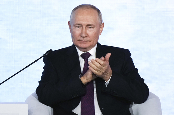 Russian President Vladimir Putin claps during a plenary session at the Eastern Economic Forum in Vladivostok, Russia, Tuesday. [AP/YONHAP]