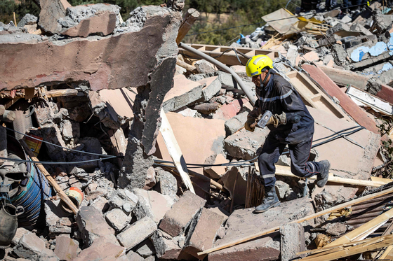  A rescue worker searches for survivors in the rubble of destroyed houses in Talat-n-Ya'qoub, Al-Haouz province, on Sept. 11, 2023. [AFP/YONHAP]