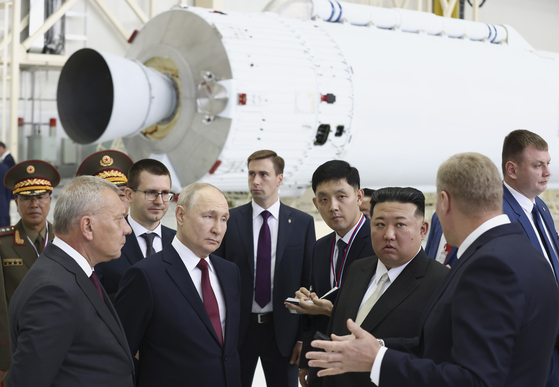 North Korean leader Kim Jong-un, center right, and Russian President Vladimir Putin, center left, examine a rocket assembly hangar during their meeting at the Vostochny Cosmodrome in Russia’s far eastern Amur region Wednesday, accompanied by Russian Federal Space Corporation Roscosmos CEO Yuri Borisov on the left. [AP/YONHAP]