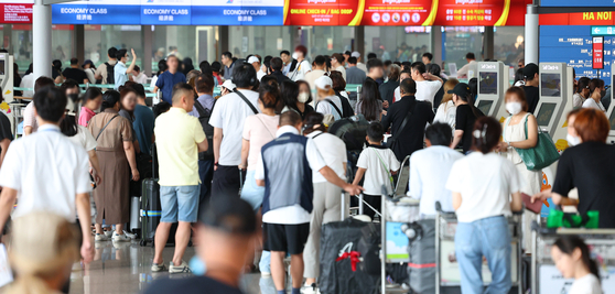 Incheon International Airport's Terminal 1 bustles with travelers. [YONHAP]