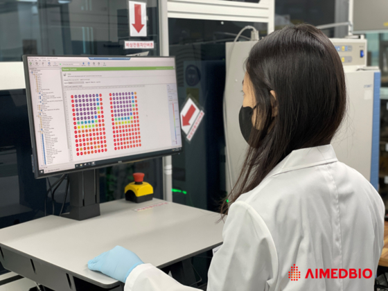 A researcher at AimedBio, a local biotech company specializing in antibody-drug conjugates technology, looks at a monitor in a lab. The Life Science Fund of Samsung C&T, Samsung Biologics and Samsung Bioepis announced Wednesday that it made an equity investment in the local company.  [SAMSUNG BIOLOGICS]