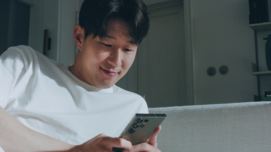 Son Heung-min uses a Samsung Galaxy smartphone in an ″Everyday SmartThings with Son″ campaign video by Samsung Electronics on Aug. 28. [SAMSUNG ELECTRONICS]